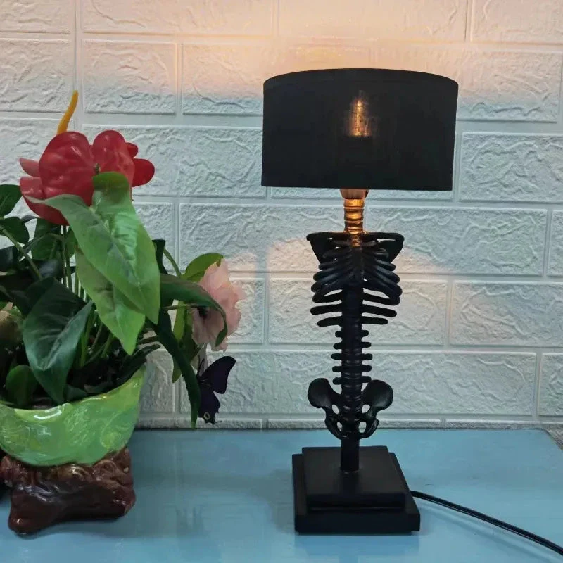 Goottilainen Luurankopöytävalaisin USB-latauksella - Image 4